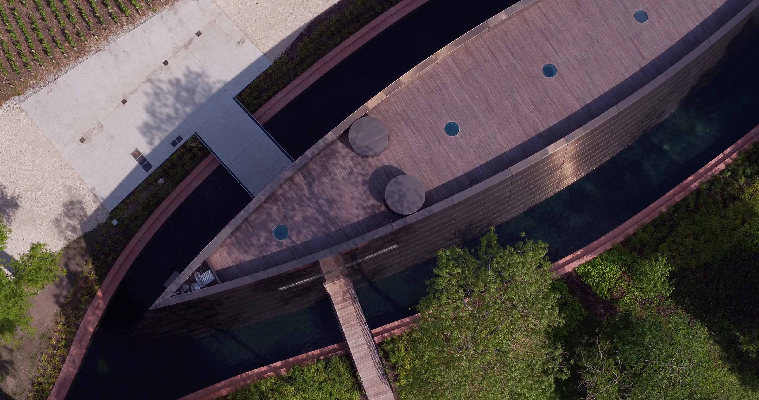 Nouveau Chai Philippe Starck - Château Carmes de Haut brion - WillisWillis - Drone 4K